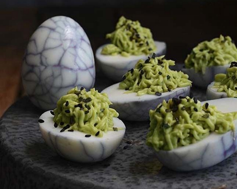 Duivelse eieren gevuld met avocado en wasabi