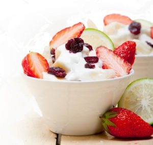 ontbijt met joghurt en vruchten