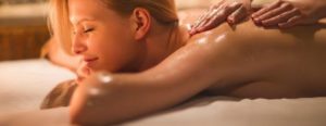 Ontspannende massage door warme handen met warme olie